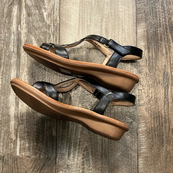 Naturalizer Black and Tan Sandals Size 5.5 - Picture 5 of 12